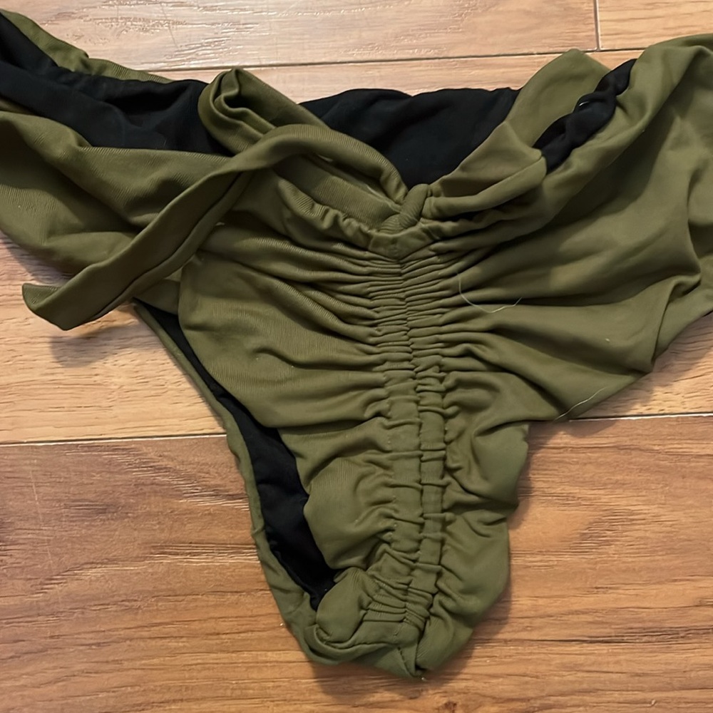 Bikini - Picture 2 of 10